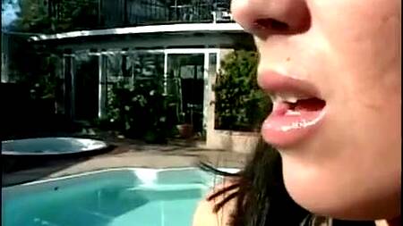 Девку в белом платье парни пускают по кругу