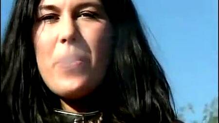 Девку в белом платье парни пускают по кругу