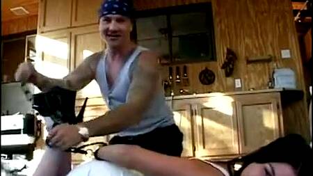 Девку в белом платье парни пускают по кругу