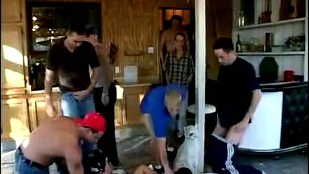 Девку в белом платье парни пускают по кругу