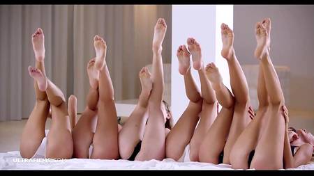 Групповая лесбийская мастурбация мокрых кисок молоденьких девиц