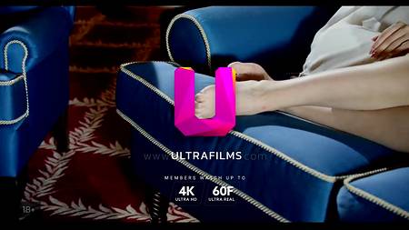 Удовлетворенный парень накончал полный рот спермы белокурой девице