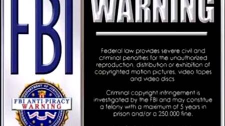 Мужики вдвоем ебут на кровати трех развратниц