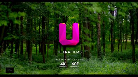 Кучерявая блондинка эротично показывает на улице шикарное телосложение