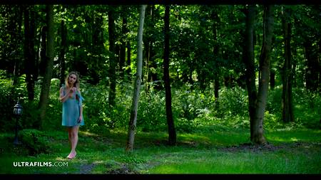 Кучерявая блондинка эротично показывает на улице шикарное телосложение