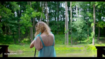 Кучерявая блондинка эротично показывает на улице шикарное телосложение