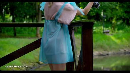 Кучерявая блондинка эротично показывает на улице шикарное телосложение