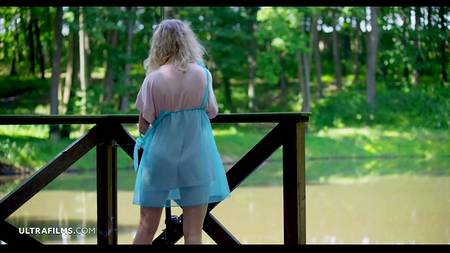 Кучерявая блондинка эротично показывает на улице шикарное телосложение