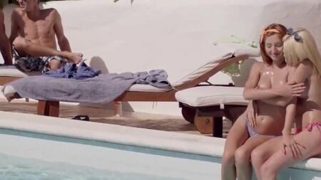 Привлекательные сучки наслаждаются групповым сексом с горячими мужиками