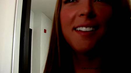 Когда мужик вставил, телка перестала улыбаться