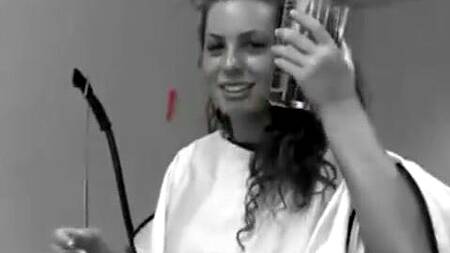 Негры в офисе ебут после работы шлюху в латексных чулках