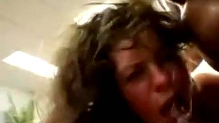 Негры в офисе ебут после работы шлюху в латексных чулках