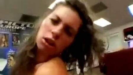 Негры в офисе ебут после работы шлюху в латексных чулках