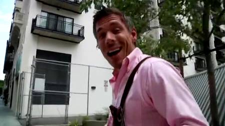 Сисястая красотка и местный дурачок