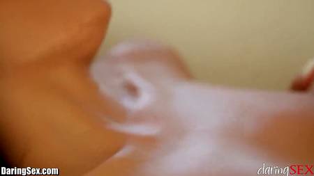 Жена отрабатывает ротиком и киской