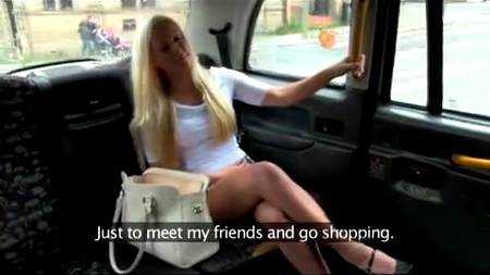 Эффектная девочка расслабилась в такси