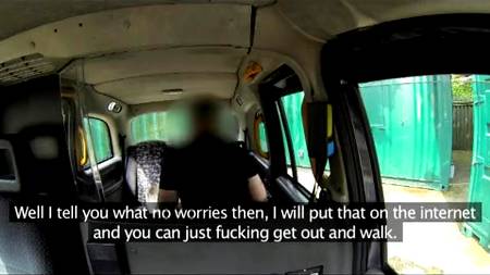 Эффектная девочка расслабилась в такси