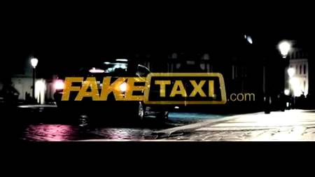 Раскованная пассажирка с потрясающими буферами