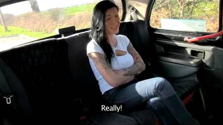 Раскованная пассажирка с потрясающими буферами