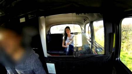 Раскованная пассажирка с потрясающими буферами