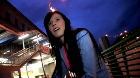 В кустиках с прелестной брюнеткой