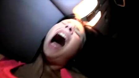 В кустиках с прелестной брюнеткой