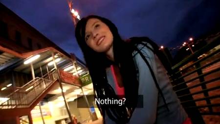 В кустиках с прелестной брюнеткой