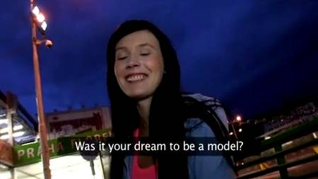 В кустиках с прелестной брюнеткой