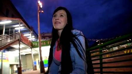 В кустиках с прелестной брюнеткой