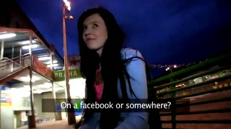 В кустиках с прелестной брюнеткой