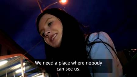 В кустиках с прелестной брюнеткой