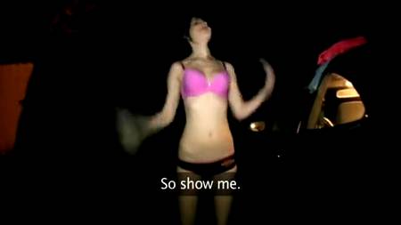 В кустиках с прелестной брюнеткой