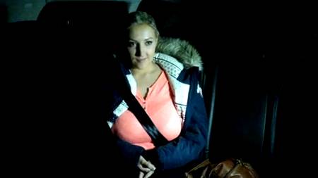 Улыбчивая блондинка с таксистом