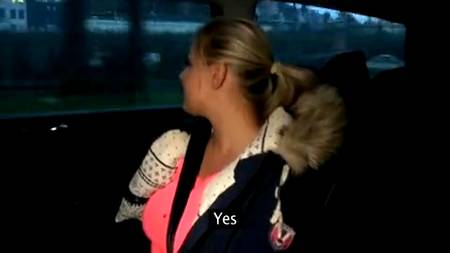 Улыбчивая блондинка с таксистом