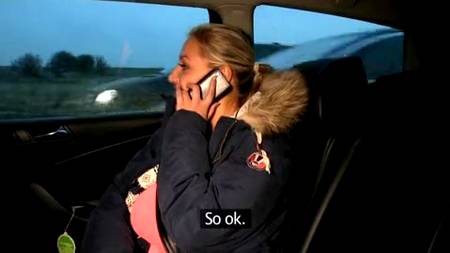 Улыбчивая блондинка с таксистом