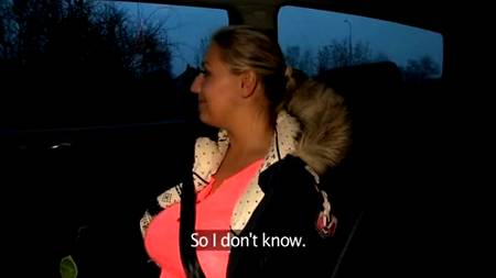 Улыбчивая блондинка с таксистом