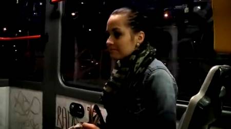 Скромница отдалась в кустах