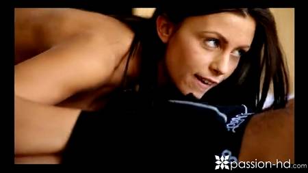 Красавица умеет провоцировать на интим