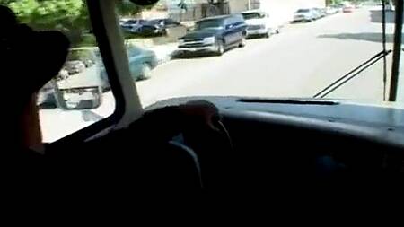 Блондинка в доме на колесах занимается групповым сексом с мужиками