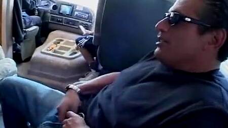 Блондинка в доме на колесах занимается групповым сексом с мужиками