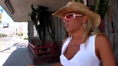 Блондинка в доме на колесах занимается групповым сексом с мужиками