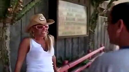 Блондинка в доме на колесах занимается групповым сексом с мужиками