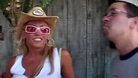 Блондинка в доме на колесах занимается групповым сексом с мужиками