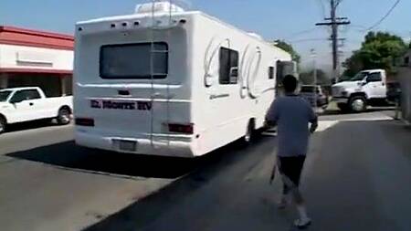 Блондинка в доме на колесах занимается групповым сексом с мужиками