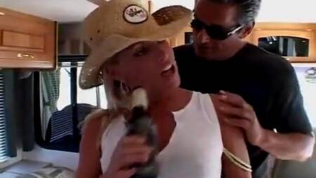 Блондинка в доме на колесах занимается групповым сексом с мужиками