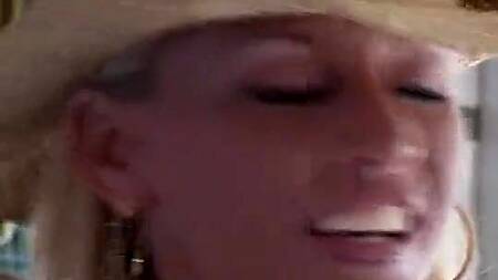 Блондинка в доме на колесах занимается групповым сексом с мужиками