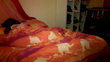 Белый парень ублажает чернокожую фею в обе дырки