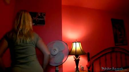 Снял блондинку в вечернем парке