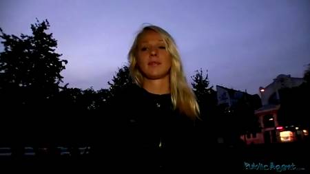 Снял блондинку в вечернем парке