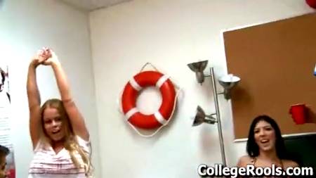 В колледже веселая оргия